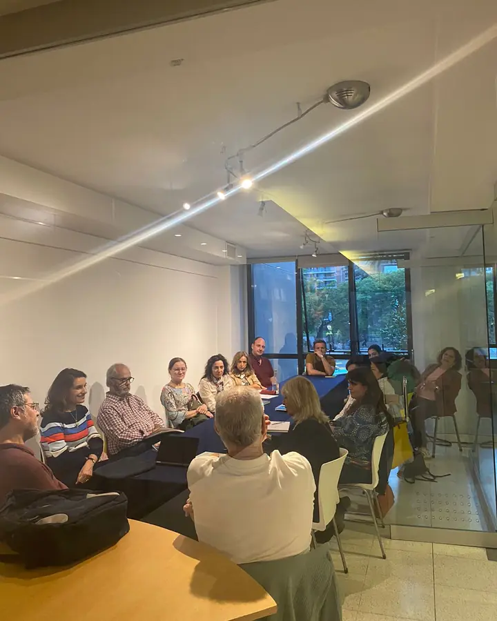 Participantes del taller de escritura reunidos alrededor de una mesa en la planta alta de la Librería del Palacio